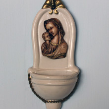 SP 064 cm 7x15 - Acquasantiera Madonna con Bambino in marmorina laccata e decorata a mano